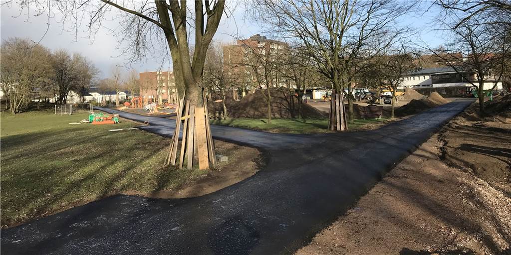 Rundweg, Spielgeräte, Kanalterrasse: Bürgerpark nimmt Formen an Es ist schon deutlich zu erkennen: Der Bürgerpark wird demnächst auf einem neu asphaltierten Rundweg begehbar sein.