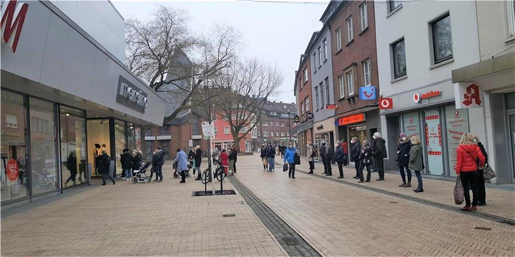 Neueröffnung verschoben: Mensing verlängert den Räumungsverkauf Vor Mensing hatten sich seit dem Verkaufsstart am 8. März immer wieder längere Schlangen gebildet. Jetzt wird der Räumungsverkauf verlängert.