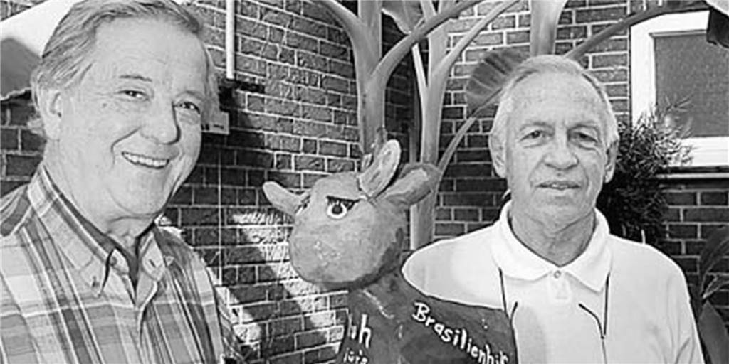 Halterner Dr. Josef Wennemann ist tot: Immer die Not der anderen gesehen Eine Kuhherde machte das von Dr. Josef Wennemann (l.) gegründete Krankenhaus in Brasilien wirtschaftlich autark. Pater Manfred Thaller agierte in Sinop als enger Vertrauter des Halterner Mediziners.