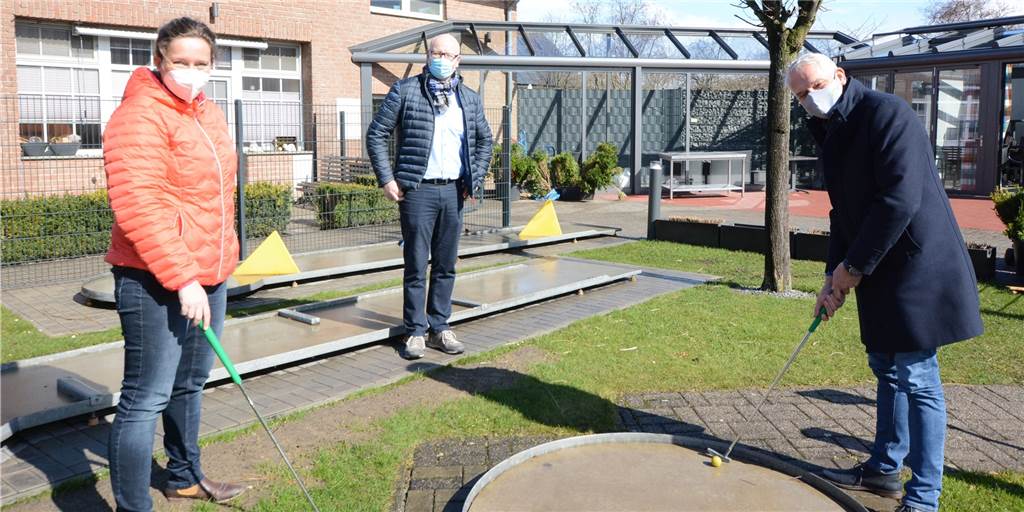 Olfen bekommt ein neues Hotel direkt in der Nähe zur Alten Fahrt Vera Wilms und ihr Lebenspartner Bernd Kreitz (M.) erweitern die Minigolf-Anlage um ein Hotel. Darüber freut sich auch Bürgermeister Wilhelm Sendermann. Er sieht den Bedarf für weitere Übernachtungsmöglichkeiten in der Stadt.