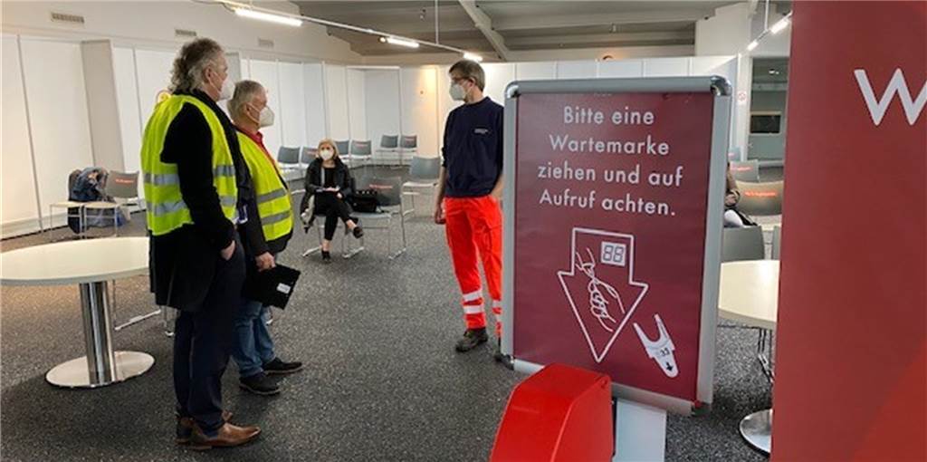 Trotz Termin: Warum manche Menschen am Impfzentrum abgewiesen werden Das Impfzentrum in Dülmen bei seinem ersten Testlauf im Dezember, noch bevor es mit dem Impfen losging. Warten will inzwischen längst nicht mehr jeder.