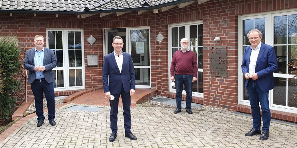 Corona-Schnelltestzentrum in Herbern eröffnet: Diese Regeln gelten hier Bürgermeister Thomas Stohldreier (v.r.), Dr. Bert Risthaus (DRK-Kreisverband), Hans Kraß (Ortsvorsitzender DRK-Herbern) und Helmut Sunderhaus (Fachbereichsleiter Verwaltung) vor dem Jochen-Klepper-Haus.
