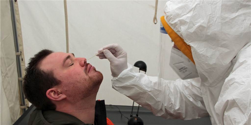 Mit Video: Schnelltest-Zentrum Werne hat Betrieb aufgenommen - starke Nachfrage Testzentrums-Organisator Philipp Reher demonstrierte, wie das Procedere funktioniert.