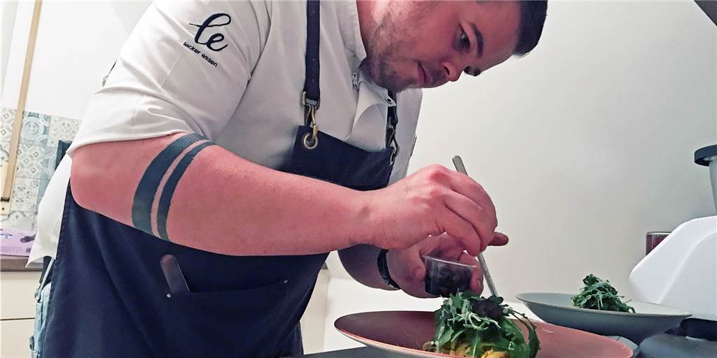 Lukas Eversmeier bringt professionelle Kochkunst in private Küchen Lukas Eversmeier legt viel Wert auf das Anrichten der Speisen.