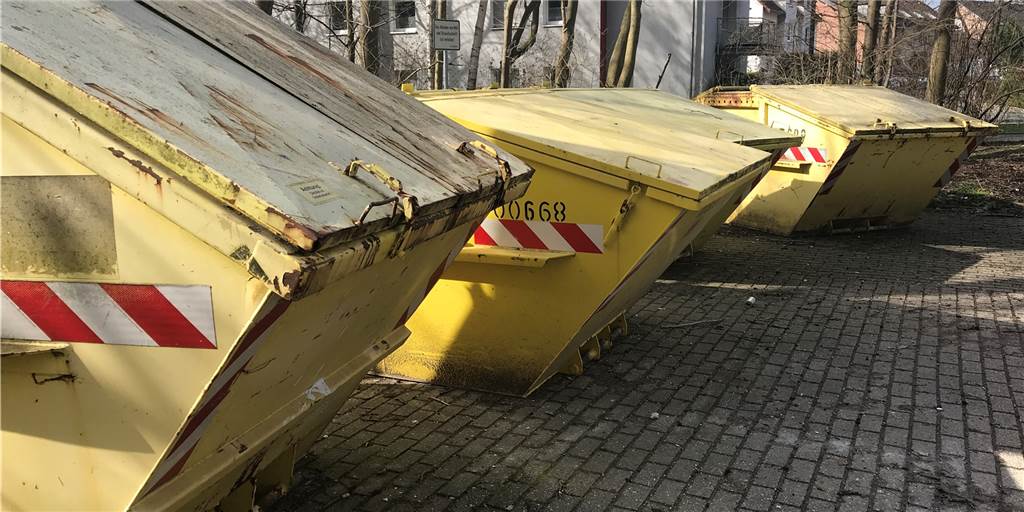 Schutt-Container an der Tilsiter Straße sollen bald Vergangenheit sein Auf einem Parkplatz an der Tilsiter Straße stehen seit Jahren große Container. Das soll jetzt ein Ende haben, verspricht das Unternehmen.