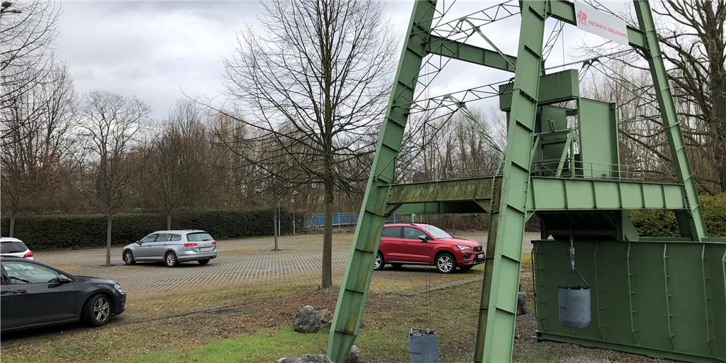 Politik fordert Verkehrskonzept für Husener Eichwaldstraße Einen Teil dieses Parkplatzes der Firma Redpath Deilmann könnte die Stadt kaufen, so ein Vorschlag der Bezirksvertretung Scharnhorst, um das Parkplatzproblem an der Husener Eichwaldstraße in den Griff zu bekommen