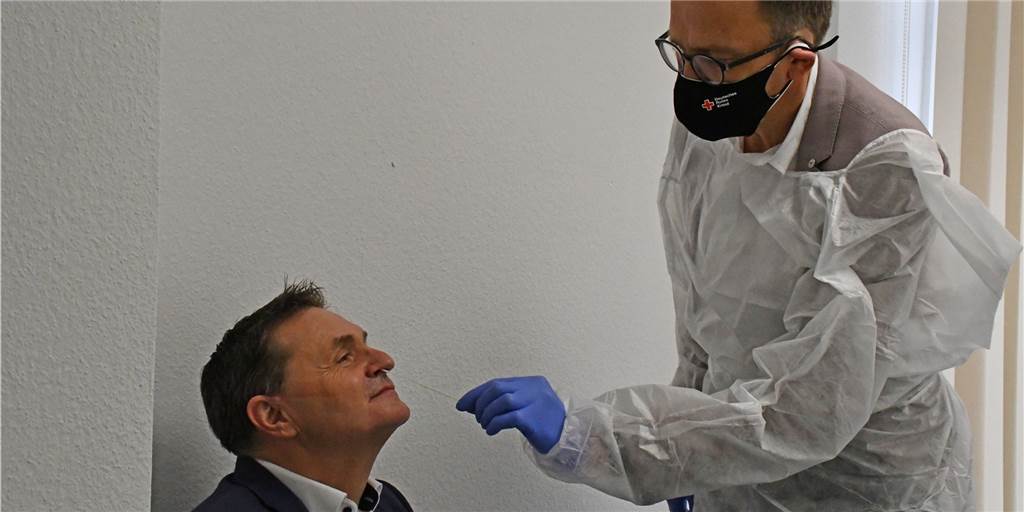 Testzentrum in Nordkirchen eröffnet: Kostenlose Tests nach Registrierung Der Nordkirchener Bürgermeister Dietmar Bergmann ließ sich direkt am ersten Tag einmal testen - von DRK-Vorstand Christoph Schlütermann.