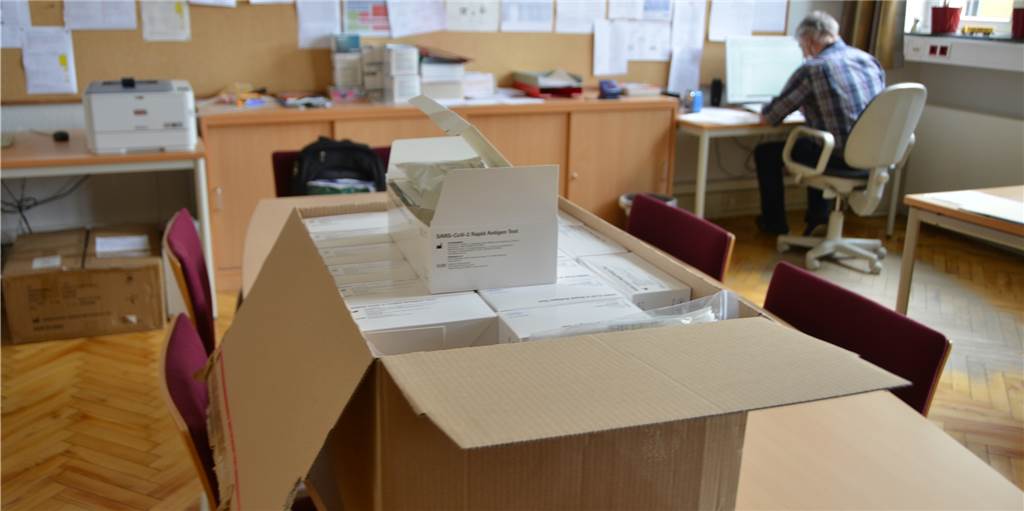 Corona-Schnelltests: Das ist drin in einer 1000er-Ladung fürs Gymnasium Hans-Detmar Pelz öffnet die Box, in der die Schnelltests angekommen sind.