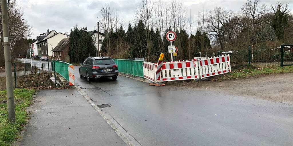 Diskussion um Mansfeldstraße in Scharnhorster Politik geht weiter In diesem Bereich, wo die Mansfeldstraße den Kirchderner Graben überquert und in den Baukamp übergeht, sieht die SPD in der Bezirksvertretung Scharnhorst Gefahr - zumal dort auch ein Fuß- und Radweg kreuzt