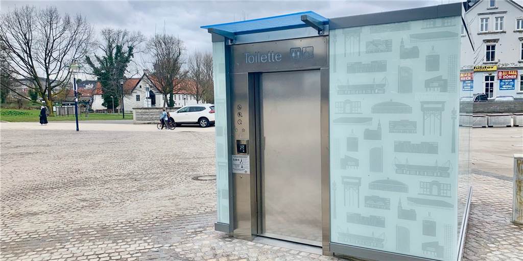 Trotz Corona: Neue öffentliche Toilette am Marktplatz endlich benutzbar Seit Mitte Dezember steht die Toilette schon auf dem Marktplatz. Jetzt ist sie benutzbar.