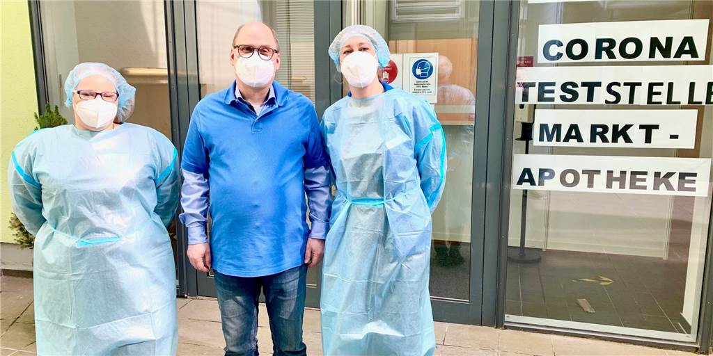 Aus Reinigung wird Testzentrum: Markt-Apotheke bietet Corona-Schnelltest an Apotheker Michael Beckmann mit zwei medizinischen Fachkräften, die die Tests durchführen.