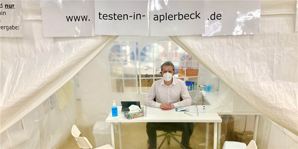 Schnelltest nach dem Einkauf: Corona-Test jetzt auch im Real möglich Apotheker Christian Ansink in dem Testcenter vor der Apotheke im Real: Hier können jetzt auch Schnelltests durchgeführt werden.