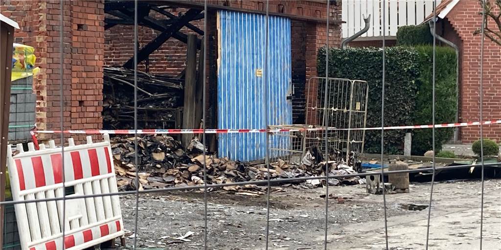 Halterner Wehr entsorgt Asbest-belastete Anzüge - 90.000 Euro Schaden Der Bereich um die Brandstelle an der Straße „An der Brennerei“ ist abgesperrt. Die Kontaminierung mit Asbest wurde hier zu einem großen Problem.