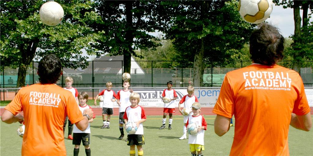 Castrop-Rauxeler Verein trotzt Corona mit einem Fußball-Camp für Kinder Wie hier einst beim SV Wacker Obercastrop macht die Football Academy aus Dortmund in Castrop-Rauxel Halt.