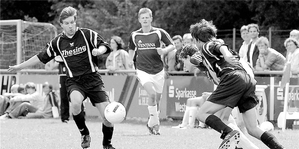 Dauerbrenner Thomas Pech hört in Burlo auf – und lässt seine Zukunft offen Thomas Pech (l.), hier im Trikot des FC Ottenstein, hört im Sommer als Trainer beim SV Burlo auf.