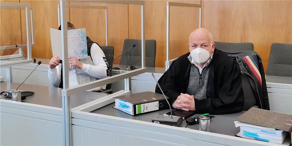 Supermarkt-Überfälle: Sechs Jahre Haft für 24-jährigen Schermbecker Verteidiger Ralf Ufermann neben dem Angeklagten im Essener Landgericht