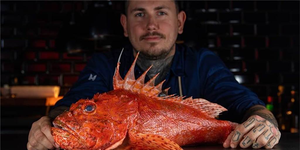 Sternekoch Pierre Beckerling: Küchenkünstler zwischen Ruhrpott und Shanghai Küchenchef Pierre Beckerling vom Restaurant Iuma in Dortmund mit einem Drachenkopf-Fisch.