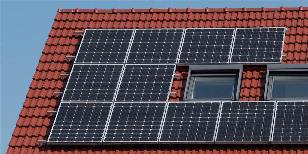 Balkone unter Strom: Stadt bezuschusst kleine Solaranlagen für Wohnungen Große PV-Anlagen auf Dächern sind längst Alltag. In Ahaus soll die Solarenergie jetzt weiter gefördert werden: Bis zu 200 Euro Zuschuss gibt es für kleine Balkon-Solaranlagen.
