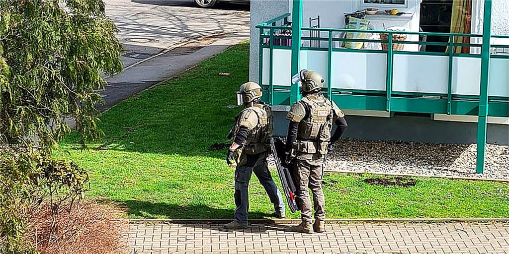 Mit Video: Augenzeuge erlebte, wie die Schüsse durch die Tannenstraße hallten Spezialkräfte der Polizei wurden zur Festnahme des aggressiven Manns mit dem Messer angefordert.