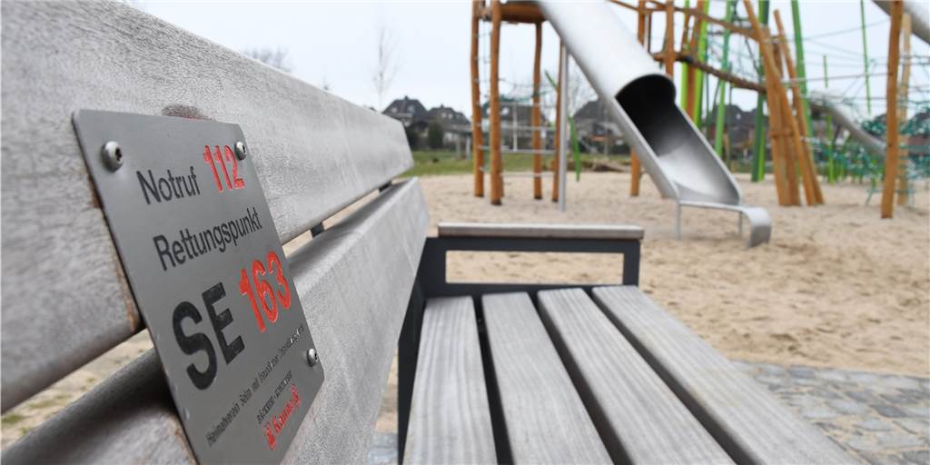 Notfallplaketten abgerissen und geklaut: Auch Bänke im Auenpark betroffen Das Schild, das auf den Notfallpunkt hinweise, ist neu an der Bank im Auenpark angebracht. Das vorige war abgerissen und geklaut worden.