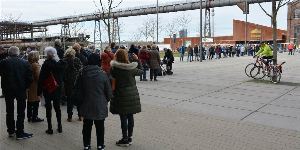 Lange Schlange trifft viel Zufriedenheit nach Beschwerde über Impfzentrum Lange Schlange vor dem Impfzentrum in Dortmund-Hörde.