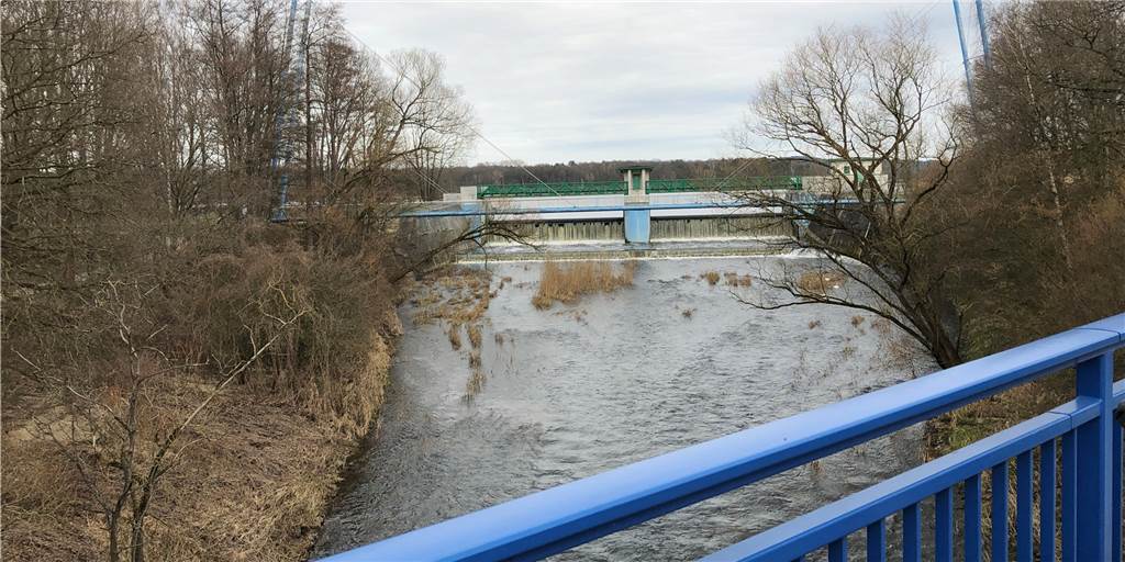 Steverbrücke: Die Vorentscheidung für ein neues Bauwerk ist gefallen Fahrradfahrer und Spaziergänger müssen an der Steverbrücke am Walzenwehr einen Umweg über die Straße machen.