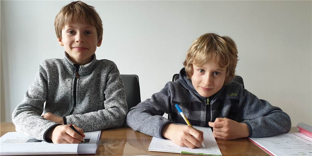 Zwischen Homeschooling und Homeoffice: Mutter (40) ist froh über Schul-Rückkehr Fabio (l.) und Carlo Zaccheddu lernen zurzeit an einigen Tagen in der Woche im Homeschooling. Die Mutter der Zwillinge, Lena Zaccheddu, freut sich, dass die Kinder auch wieder in die Wiehagenschule gehen können. Denn sie ist im Homeoffice.