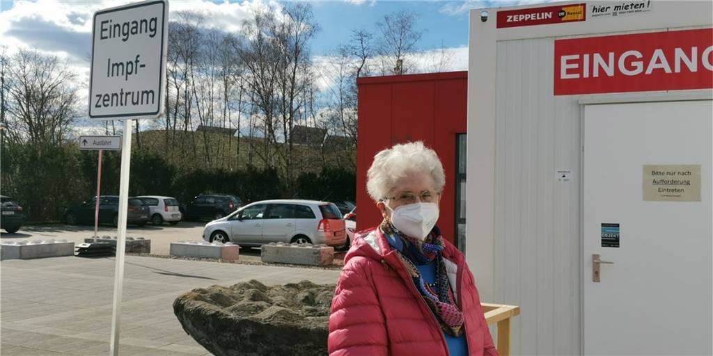 Doris Kahnert: „Jetzt kann Urenkelin Emma endlich wieder kommen!“ Doris Kahnert wartete am Freitagnachmittag bei der zweiten Impfung schon routiniert am Zelteingang. Endlich auch die kleinen Urenkel wieder zu sehen, darauf hatte sie sich am meisten gefreut.