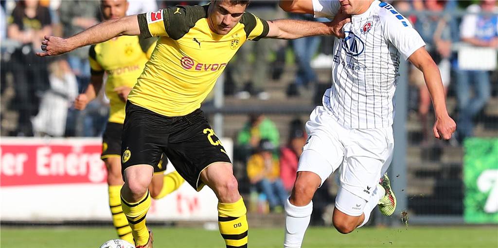 TuS-Neuzugang im Interview: „Ein guter Platz, um den nächsten Schritt zu machen“ Erhan Duyar (r.), hier im Duell mit dem ehemaligen Dortmunder Sokratis Papastathopoulos und noch im Trikot von Westfalia Herne, wechselt im Sommer nach Haltern.