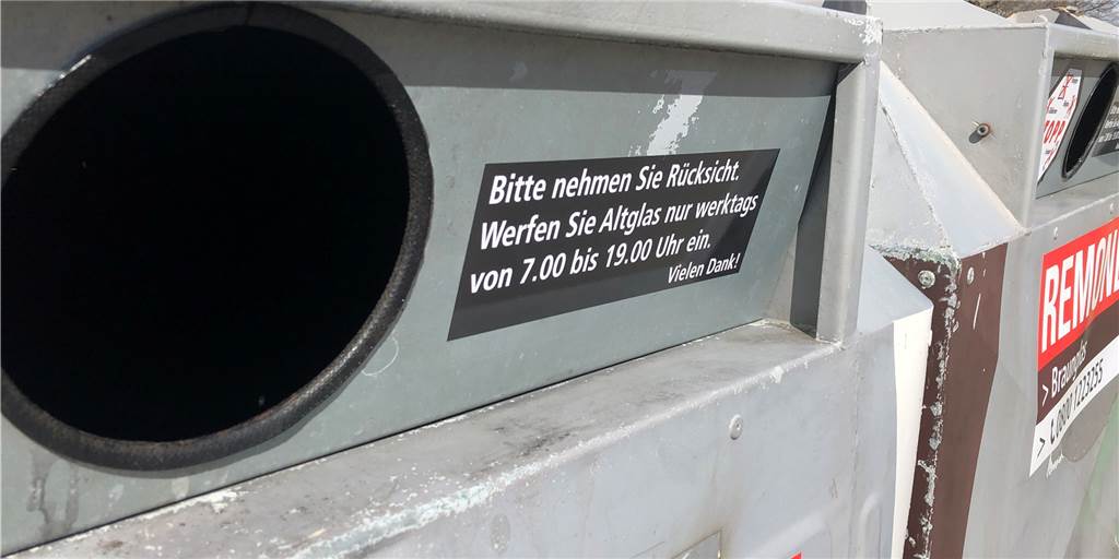 Neuer Ärger um Altglas-Container: Mittagspause ist gestrichen Die neuen Aufkleber auf den Altglas-Containern würden die Einwurfzeiten um eine Stunde verlängern und die Mittagspause streichen.
