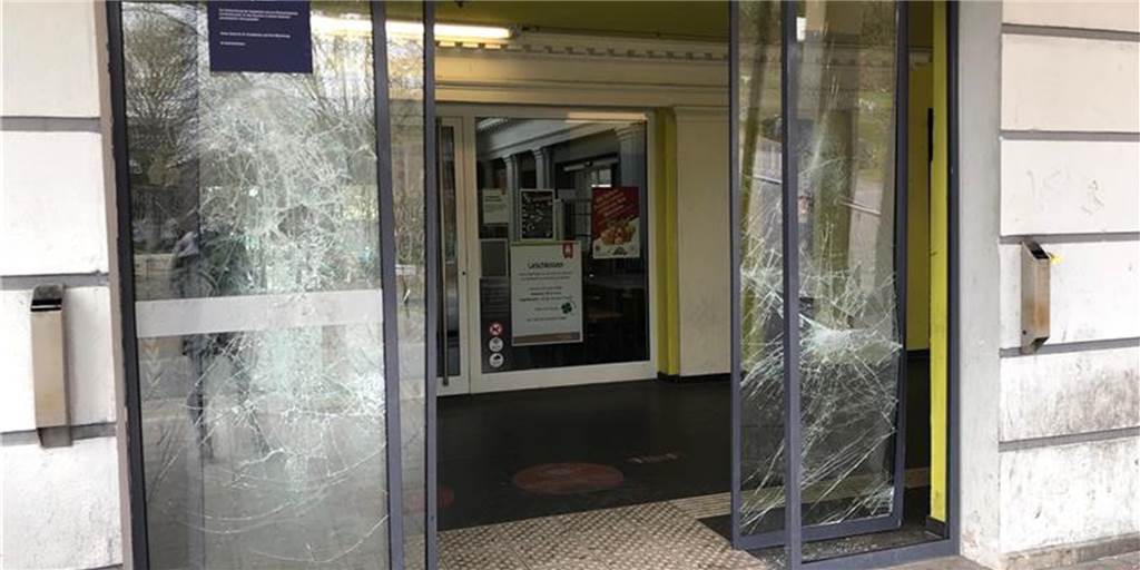 Tür am Lüner Hauptbahnhof innerhalb eines Jahres acht Mal beschädigt Die Schiebetür zu Parkplätzen und Fahrradständern auf dem Hinterhof des Lüner Hauptbahnhofs wurde bereits acht Mal beschädigt.