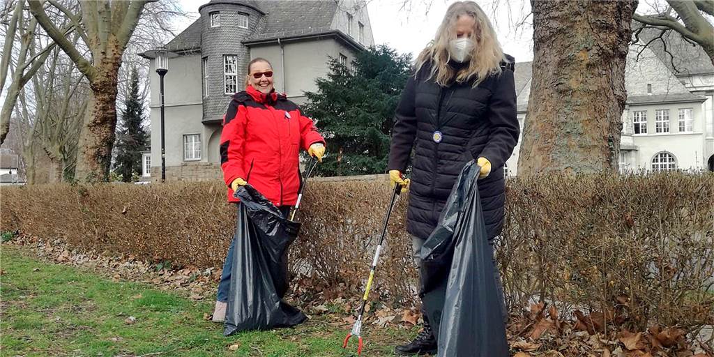 Schwerte putz(t) munter mal anders: Mit Maske und Müllsack-Drive-in Oberschichtmeisterin Jutta Kriesten (l.) und die stellvertretende Bürgermeisterin Bianca Dausend (CDU) säuberten unter anderem die Grünananlagen vor dem Rathaus.