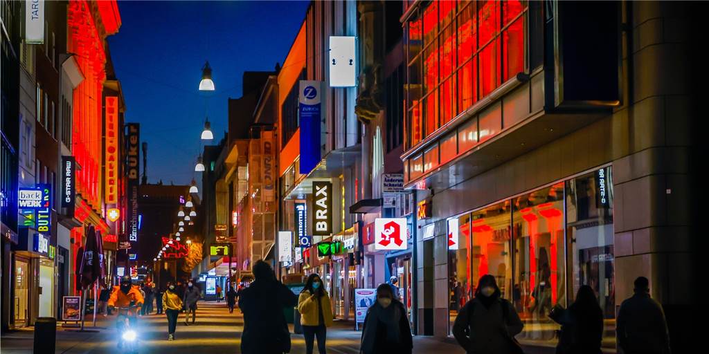 Wirbel und Lockdown-Frust: „Werden viele Geschäfte nicht mehr erleben“ Nach dem Corona-Gipfel und der beschlossenen Verschärfung des Lockdowns dürfte Dortmunds City wieder rot sehen. Nach gut zwei Wochen ist Click & Meet schon wieder vorbei. Das Einkaufen mit Terminvereinbarung ist gestrichen, die Geschäfte müssen wieder komplett schließen.