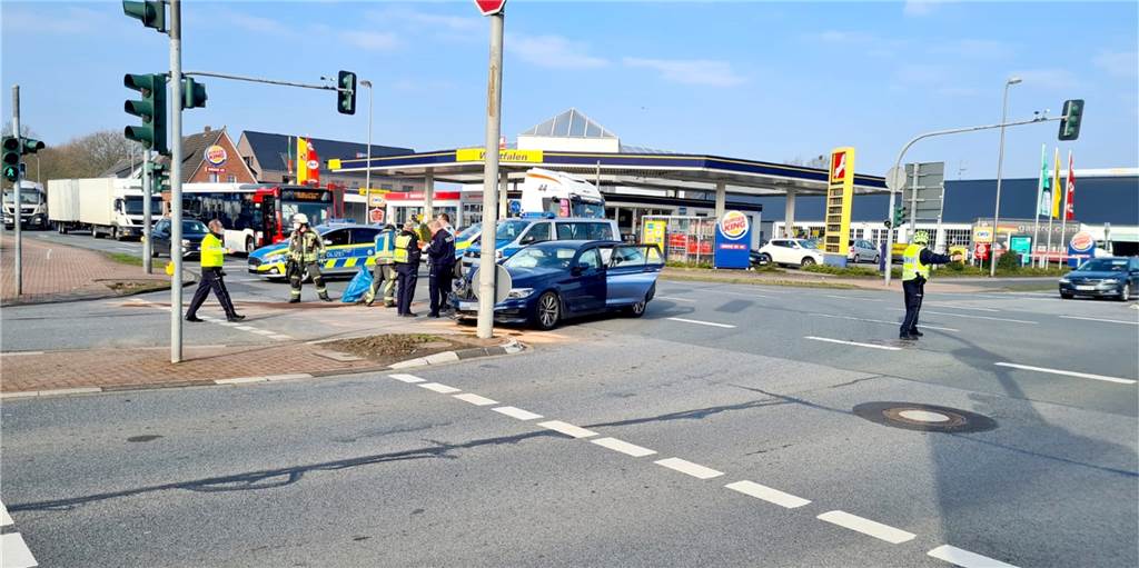 80.000 Euro Schaden bei Unfall auf der Kreuzung am Adenauerring Auf der Kreuzung war ein Pkw mit einem Sattelschlepper kollidiert. Es kam zu erheblichen Verkehrsbehinderungen.