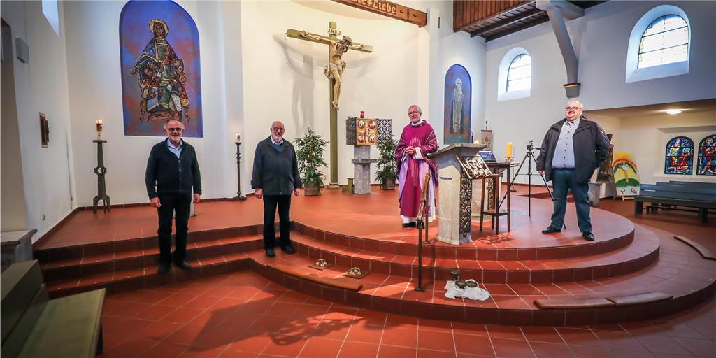 Gottesdienste zu Ostern: „Wir werden uns an alle Vorschriften halten“ Der stellvertretende Kirchenvorstand Fritz Vierhaus, Organist Franz Werkle, Pfarrer Franz-Josef Eckert und Stefan Kruppa (v.l.) sorgen seit Monaten für die Übertragung von Gottesdiensten aus St. Elisabeth ins Internet.