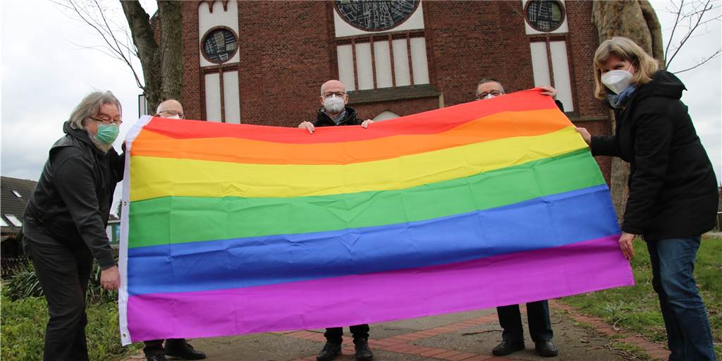 Die Mitarbeiter des Pastoralen Raums Dortmund-Ost wollen mit der Regenbogenfarbe ein Zeichen des Protests gegen die rigide Haltung Roms zu Homosexuellen setzen