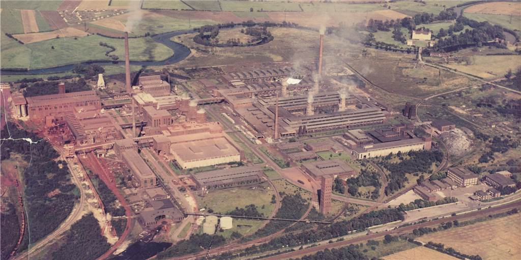 Wandel der Industrie am Beispiel Lünen: Sprengung beendet eine Ära Das Lippewerk, hier eine Aufnahme um 1960, wurde ursprünglich zu 100 Prozent mit Kohlestrom beliefert. Während die alte Aluminiumhütte nun ein Recyclingzentrum ist, verschwindet nebenan mit dem Steag-Kraftwerk der ursprüngliche Energielieferant.