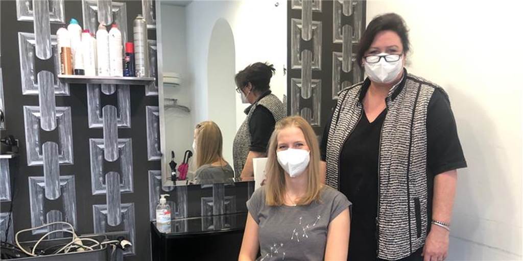 Friseur-Bestmeisterin 2020 aus Lünen: Schon als Kind Puppen frisiert Melissa Knörnschild mit ihrer Mentorin Christiane Belz.