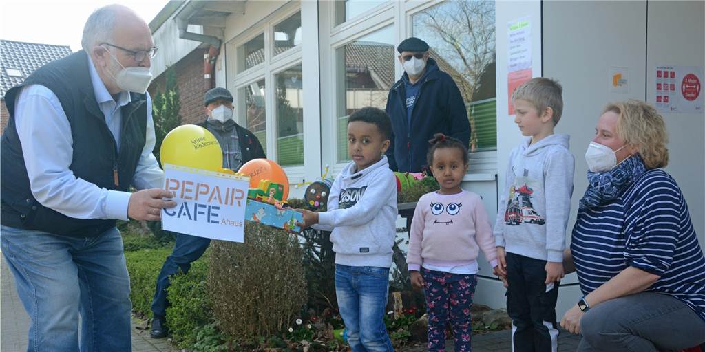 Repair-Café Ahaus repariert Spielzeug für Kindergärten Rudolf Schmitz vom Repair Café Ahaus übergibt die reparierten Spielzeug-Lokomotiven an den St. Hildegard Kindergarten. Im Hintergrund: Christian Peter und Hermann Telgmann. Vorne: Lameik, Bethi, Jonas und Einrichtungsleiterin Stefanie Dües.