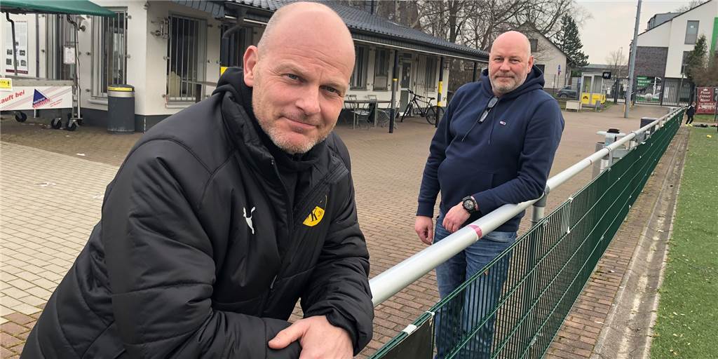 Talentsuche in Corona-Zeiten: „Ich hab mir schon Dribblings im Garten angeschaut“ Der künftige Trainer Joachim Borgolte (links) und Jugendkoordinator Hanno Deisenroth planen die neue Saison der C-Junioren des SuS Kaiserau in der Landesliga.