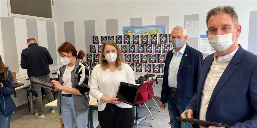 Ein neues technologisches Zeitalter beginnt an der Gesamtschule Olfen - sie wechselt von Notebooks zu iPads. Zunächst haben alle Lehrerinnen und Lehrer ein neues Endgerät bekommen.