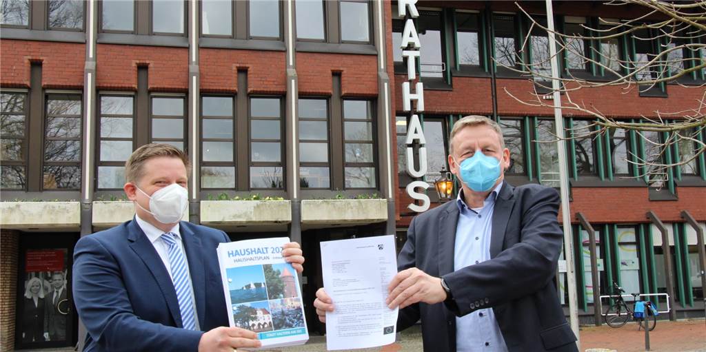Haushalt saniert, aber das Coronavirus sorgt für neue Belastungen Bürgermeister Andreas Stegemann (links) und Kämmerer Dirk Meussen sind froh, dass der Haushaltsentwurf 2021 von der Bezirksregierung genehmigt wurde.