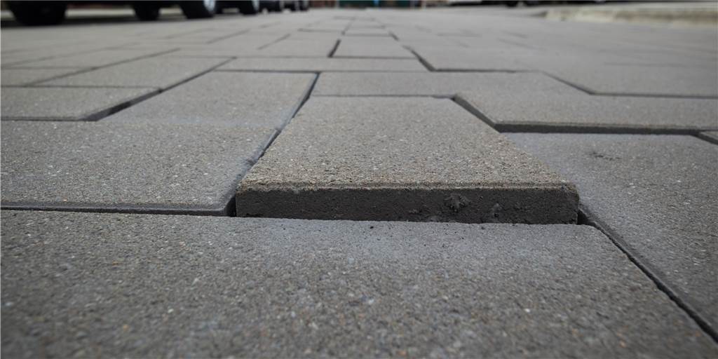 „Gefahr für Radfahrer“: Lockere Pflastersteine auf der Kirchstraße Die Pflastersteine auf der Kirchstraße heben und senken sich, wenn es geregnet hat. Das war selten in den vergangenen Jahren – aber die seinerzeit mit den Arbeiten beauftragte Firma muss da noch mal ran.
