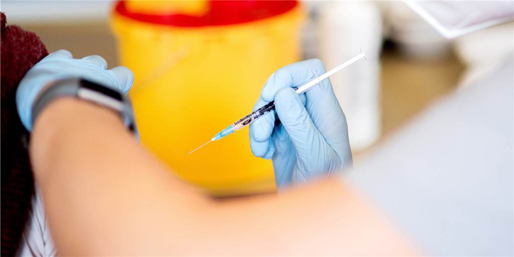 Impfung: Schul- und Kita-Personal muss Termine in Dortmund selbst buchen Aktuell werden die Pädagogen nicht in den eigentlich dafür vorgesehenen Sporthallen gegen das Coronavirus geimpft.
