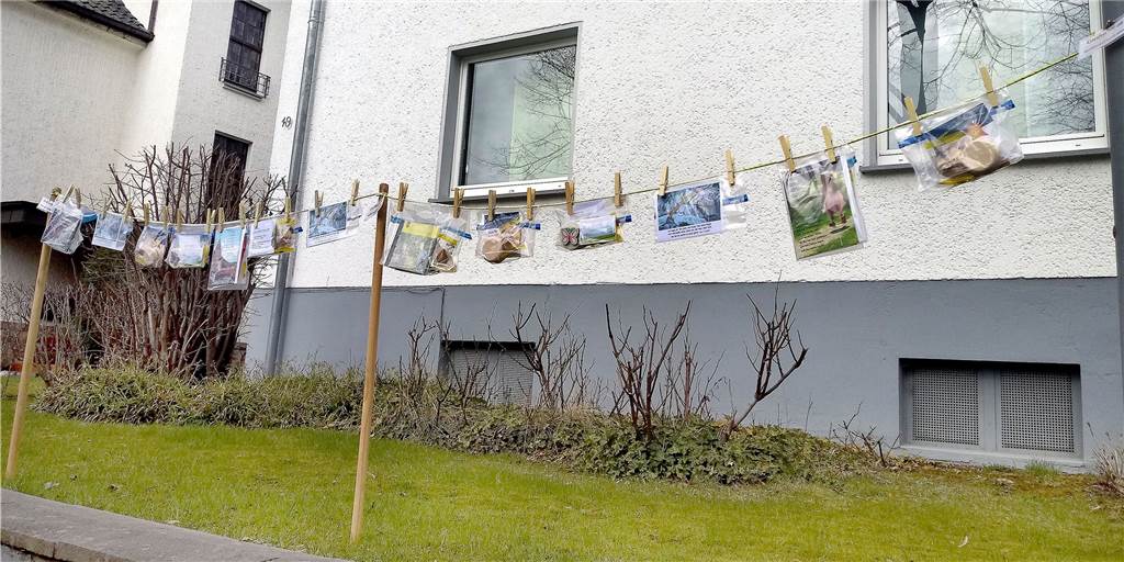 Einfach so: An dieser Straße in Schwerte hängen Geschenke an der Leine Einfach abpflücken: Eine Geschenkeleine hängt vor dem Gemeindehaus der Freien Evangelischen Gemeinde an der Graf-Adolf-Straße.