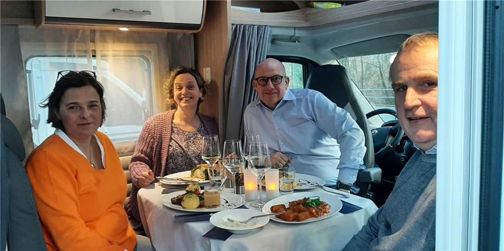 Essen gehen mal anders: Das Dinner wird im Wohnmobil serviert Zufriedene Wohnmobil-Gäste auf dem Parkplatz des Restaurants "Zum Blauen See".