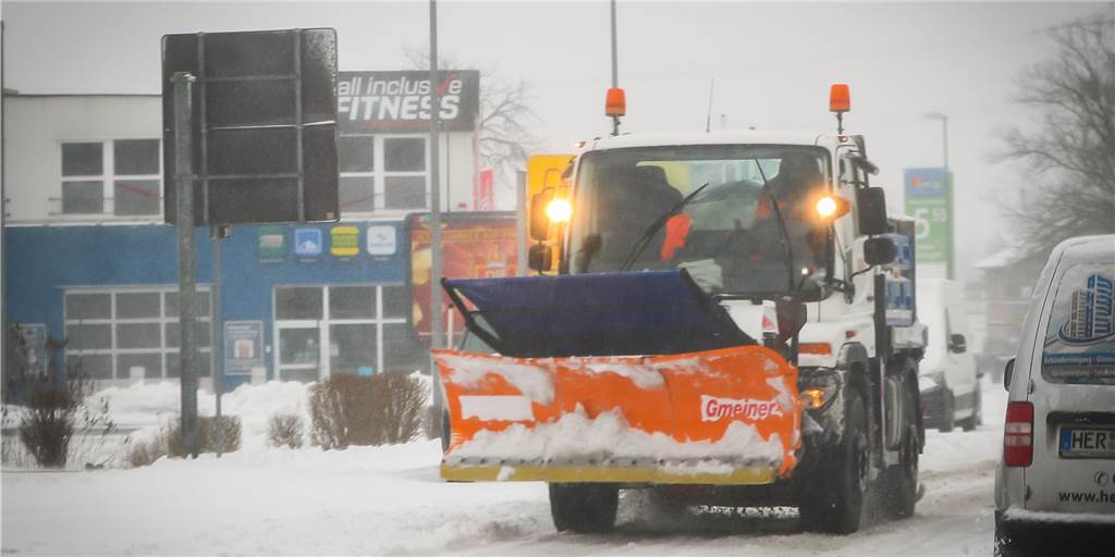 Achttägiges Schnee-Chaos vom Februar wirkt beim EUV noch nach Der massive Schneefall Anfang Februar sorgte in Castrop-Rauxel für einige Beeinträchtigungen. Der EUV war in dieser Zeit im Dauereinsatz, konnte aber nicht alle Kritiker zufrieden stellen.