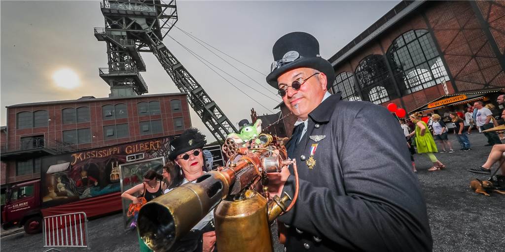 Festival im Mai auf Zeche Zollern: Veranstalter hält es für möglich Allerlei skurrile Gestalten bevölkern das Gelände der Zeche Zollen beim Steam-Punk-Festival „Once upon a time“.