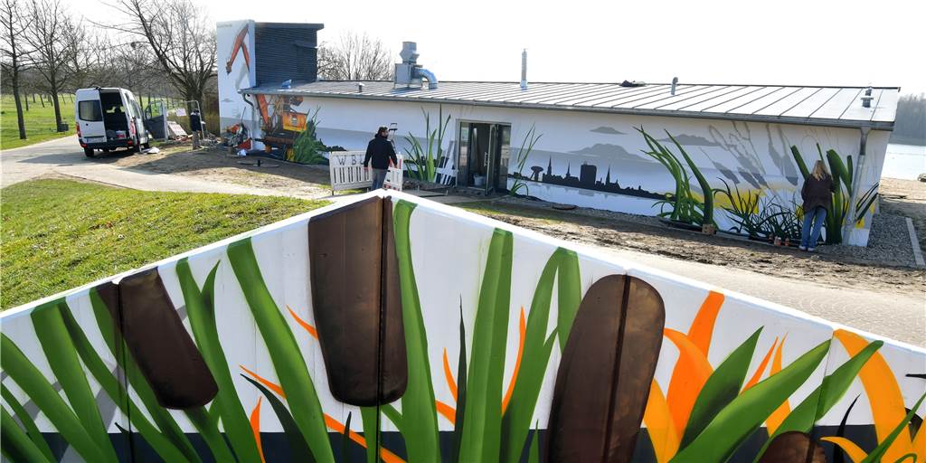 Mehr als nur die Fassade ist fertig: Café im Seepark startet Verkauf Das Projekt "Lackaffen" aus Münster hat die Fassade des neuen Café Seepark verschönert.