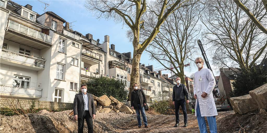 „Der teure Weg“ aus Platznot: Krankenhaus-Neubau entsteht unter der Erde Beim Ortstermin auf der ehemaligen Gartenfläche: (v.l.) JoHo-Geschäftsführer Klaus Bathen, Architekt Christian Weicken, Michael Afhüppe, Leiter der Technischen Abteilung, und Chefarzt Prof. Helge Möllmann.